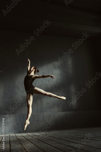 Fototapeta Naklejka Na Ścianę i Meble -  Masterful ballet dancer showing her abilities in the air