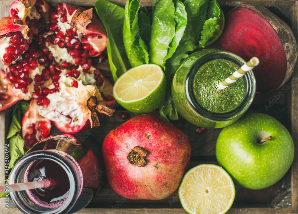 Φωτογραφία Close-up of green and purple fresh juices with fruit, greens, vegetables in wooden tray, top view, selective focus