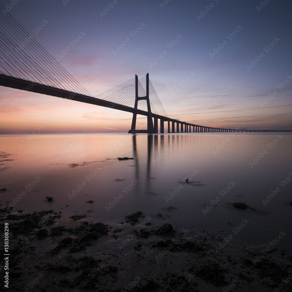 Fototapeta Vasco da Gama most nad Rio Tejo przy świtem, Lisbon, Portugalia, Europa (Tagus rzeka)