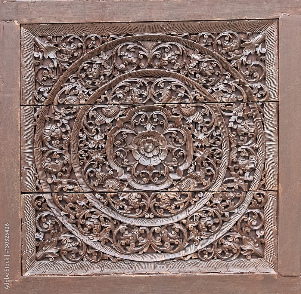 Obraz premium Wood Carving in Flower and Vine Plant Pattern