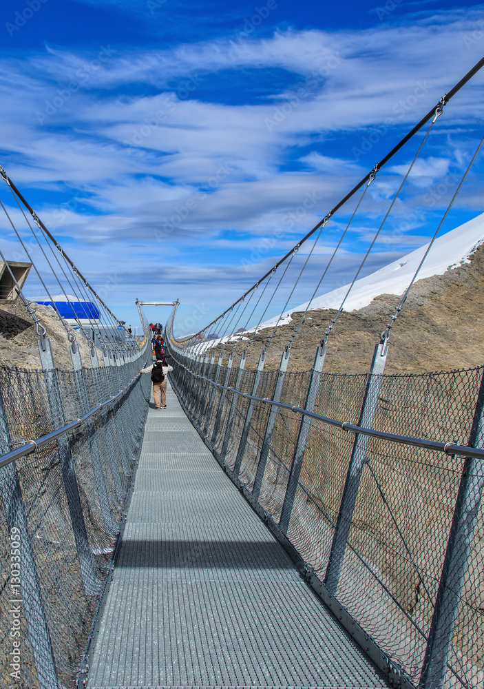 Suspension bridge on Mt. Titlis in Switzerland in wintertime foto de