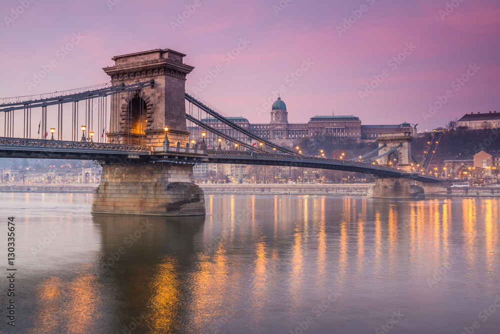 Obraz premium wschód słońca na moście łańcuchowym w budapeszcie, węgry