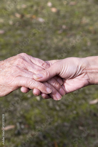 介護する老人と娘の手 © norinori303