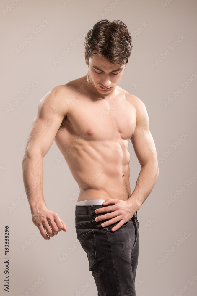 Obraz premium young muscular man sideways