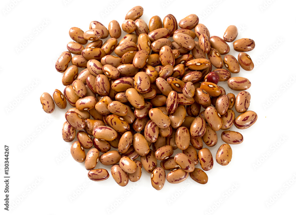 Obraz premium pinto beans isolated on white background