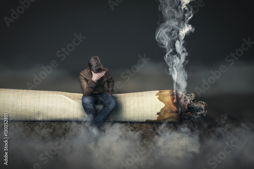 Mann sitzt auf Zigarette