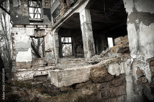 Fototapeta Naklejka Na Ścianę i Meble -  the ruins of the destroyed building