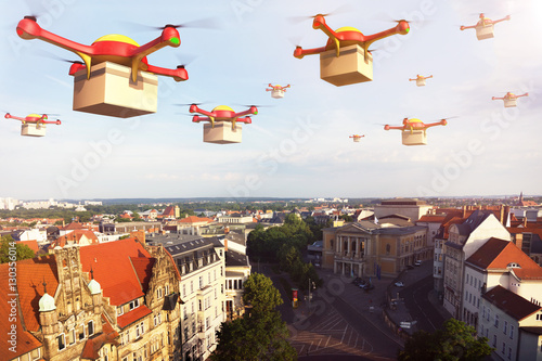 Drohne mit Paket in Stadt