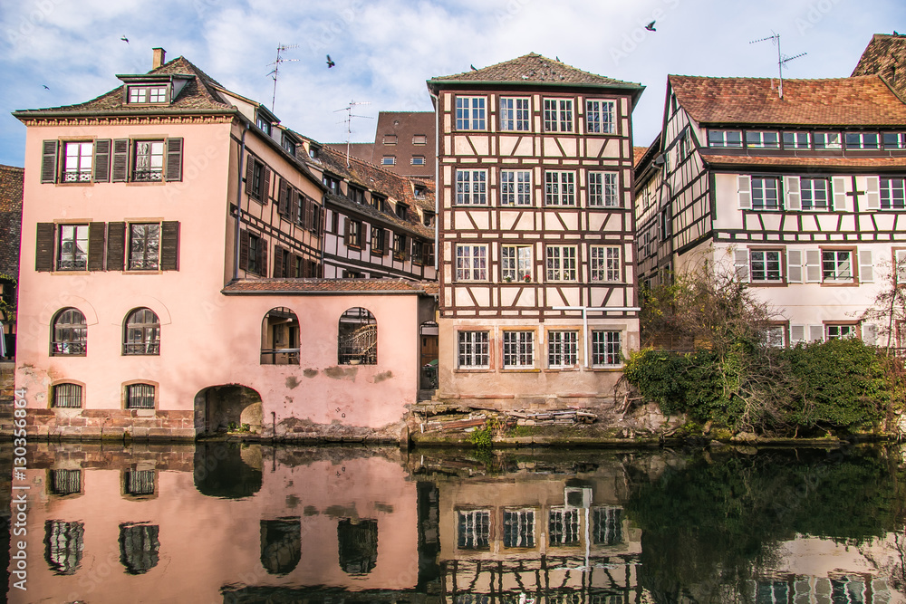 Antico quartiere di Strasburgo con i riflessi sul fiume Ill
