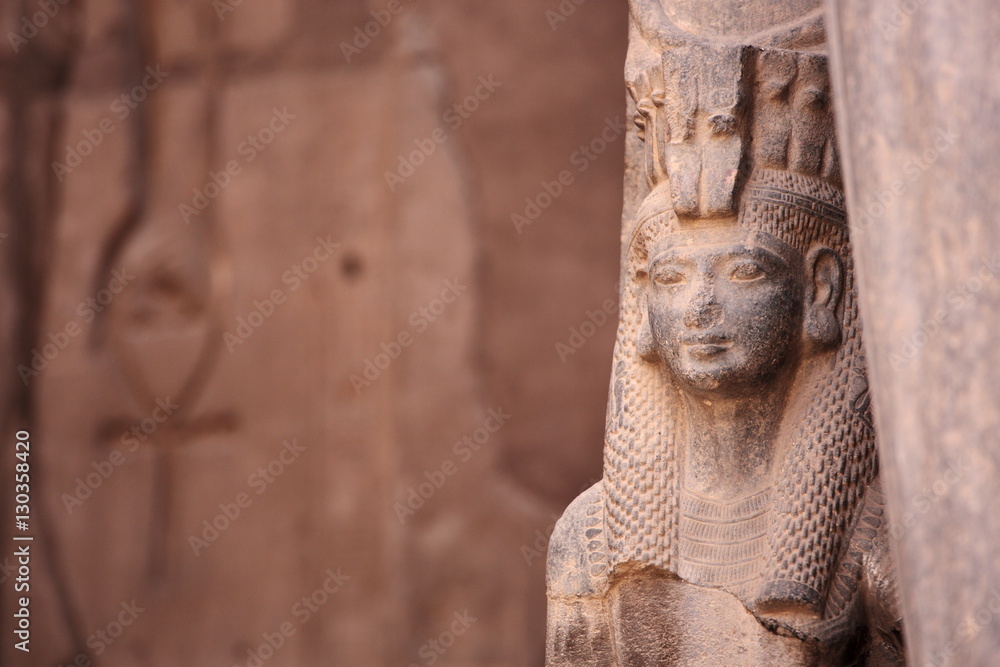 Obraz premium Starożytna egipska bogini Izyda i Ankh, starożytny symbol życia, wyrzeźbiony w tle starożytnej świątyni. Karnak, Luksor, Egipt