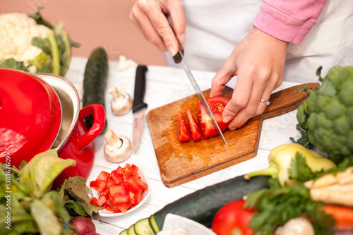 Fototapeta Naklejka Na Ścianę i Meble -  Tomato slices on chopping board