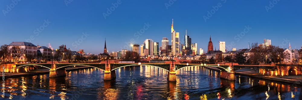 Frankfurt/Main, Ignatz-Bubis-Brücke, Skyline