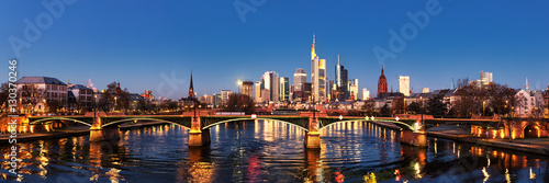 Frankfurt Main  Ignatz-Bubis-Br  cke  Skyline
