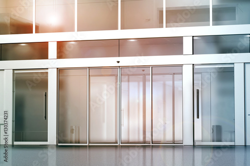 Bilde på lerret Blank sliding glass doors entrance mockup, 3d rendering
