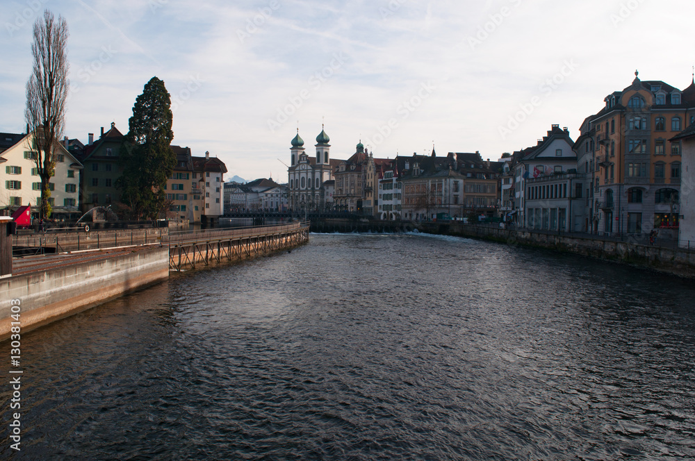 Fototapeta premium Svizzera, 08/12/2016: lo skyline della città medievale di Lucerna visto dal famoso Ponte dei Mulini, Spreuerbrucke, il ponte coperto in legno costruito nel XIII secolo