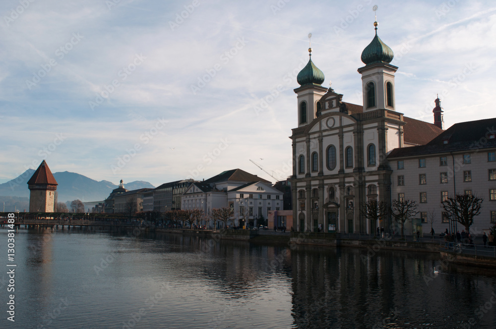 Svizzera, 08/12/2016: lo skyline di Lucerna con vista della Chiesa dei Gesuiti e la Torre dell'Acqua del 1300 