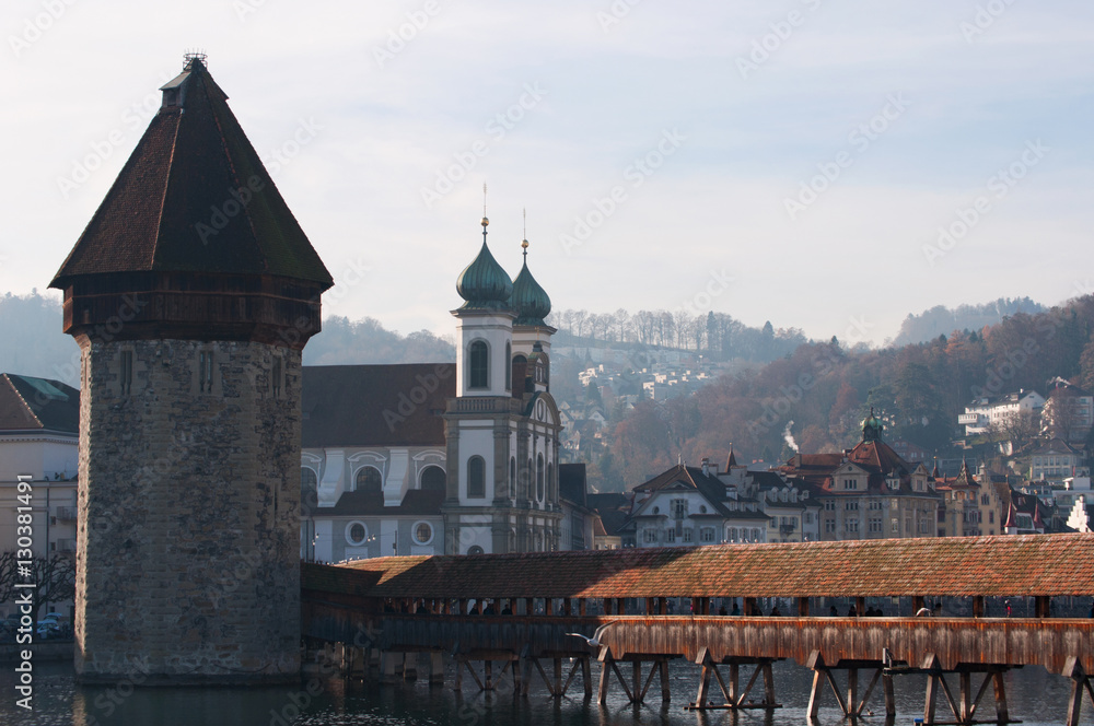 Svizzera, 08/12/2016: lo skyline di Lucerna con vista del Ponte della Cappella e la Torre dell'Acqua costruita nel 1300 come parte delle mura della città 