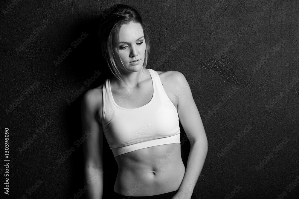 Obraz premium Beautiful female fitness model holding a towel/weights