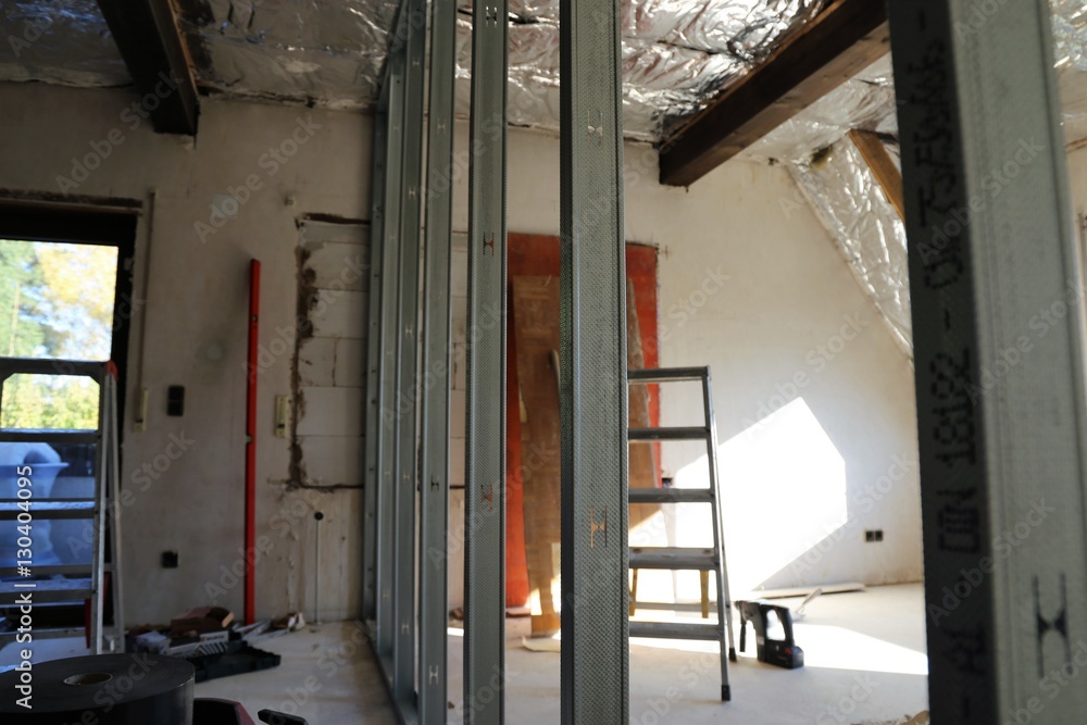 Altbau wird kernsaniert Altbau wird kernsaniert