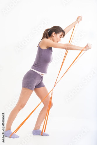 femme sportive qui fait des exercices avec un élastique
