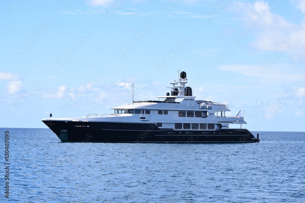Exklusive Yacht in voller Fahrt bei ruhiger See und leicht bewölktem Himmel Exklusive Yacht in voller Fahrt bei ruhiger See und leicht bewölktem Himmel