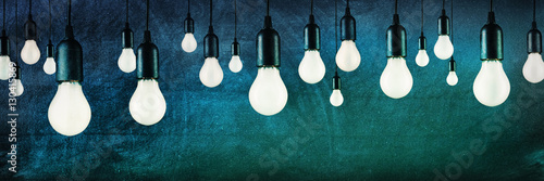 Plakat w ramie Many Light Bulbs, Panorama