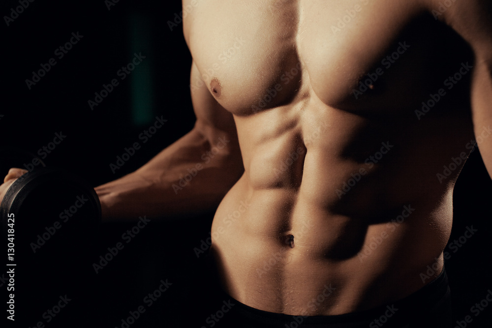 Naklejka premium bodybuilder posing with dumbbells