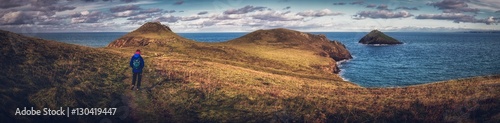 Foto female walker at the rumps in cornwall england uk