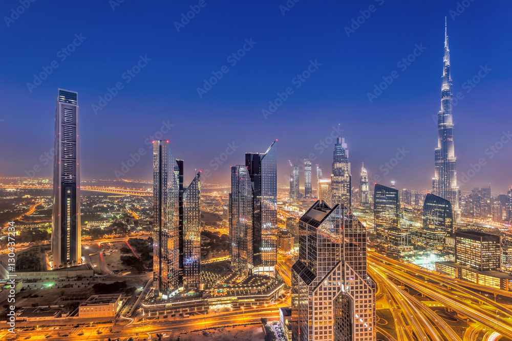 Obraz premium Nocna panorama Dubaju z nowoczesną futurystyczną architekturą, Zjednoczone Emiraty Arabskie