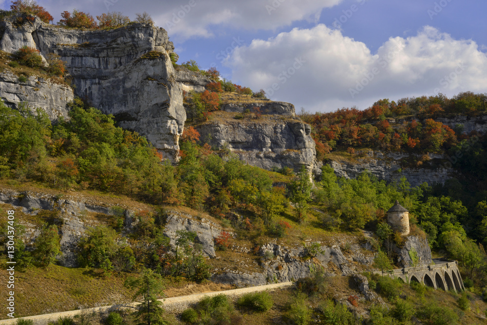La route dans les roches de Rocamadour (46500), département du Lot en région Occitanie, France