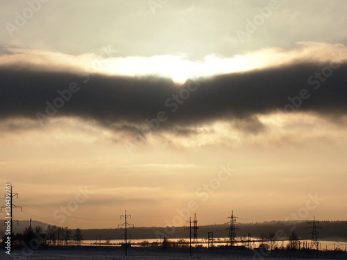 Необычное темное облако в зимнем небе освещено солнцем © dvb60