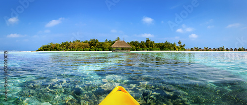 Fototapeta Naklejka Na Ścianę i Meble -  Sicht von einem Kanu auf Malediven Insel über türkises Meer und Korallen