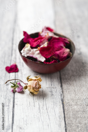 getrocknete Rosenblütenblätter