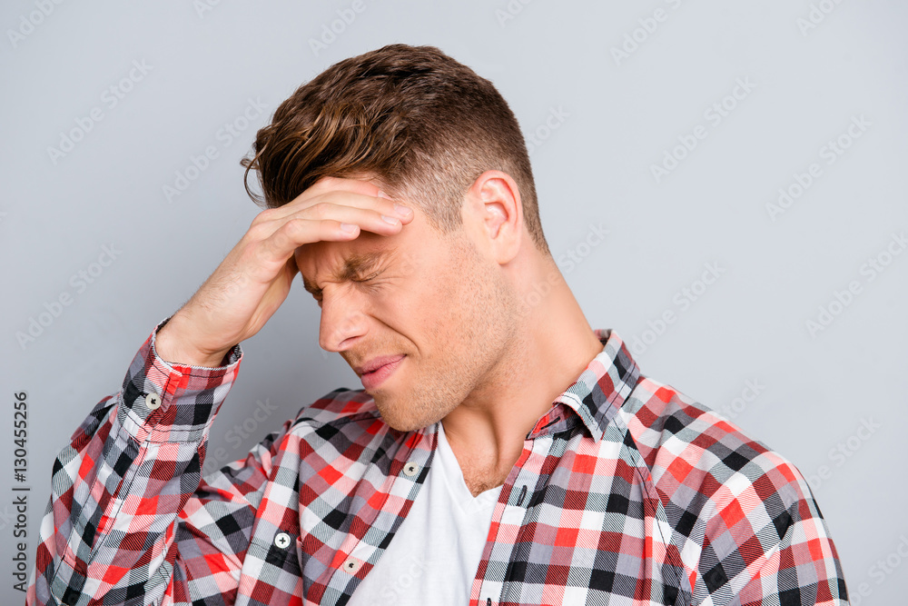 Obraz premium Portrait of tired young man having strong migraine