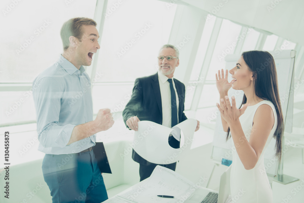 Obraz premium Yes! Happy engineers finding way to end plan of house