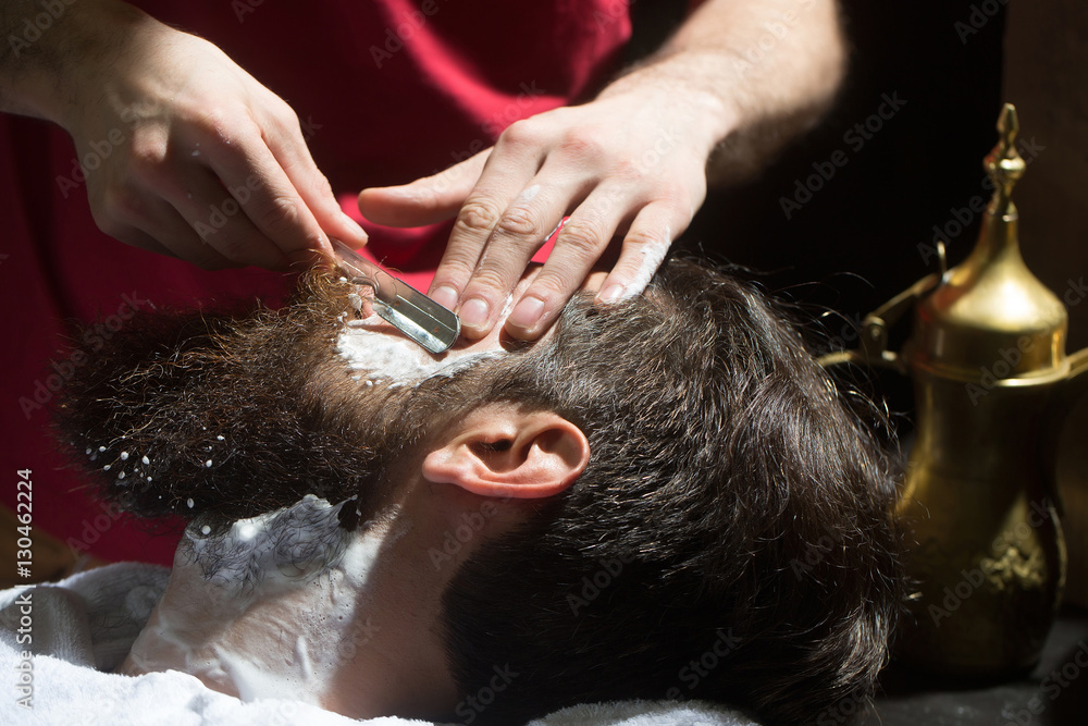 Naklejka premium Bearded man has shave