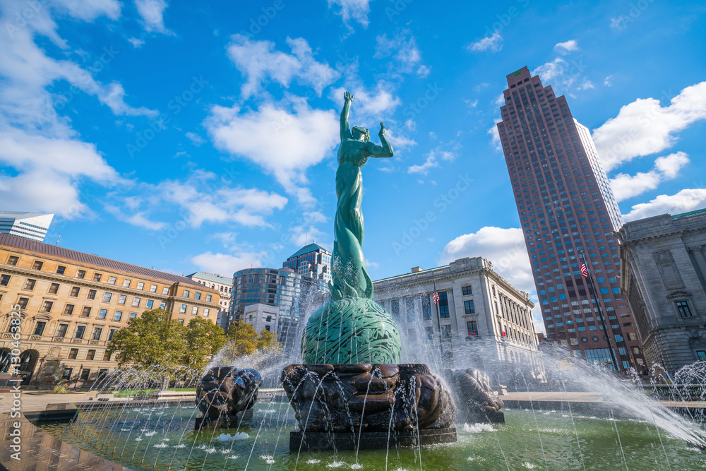 Naklejka premium Downtown Cleveland skyline and Fountain of Eternal Life Statue