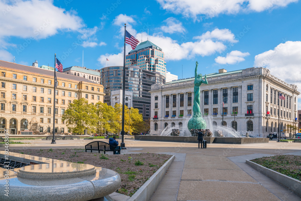 Fototapeta premium Downtown Cleveland skyline and Fountain of Eternal Life Statue