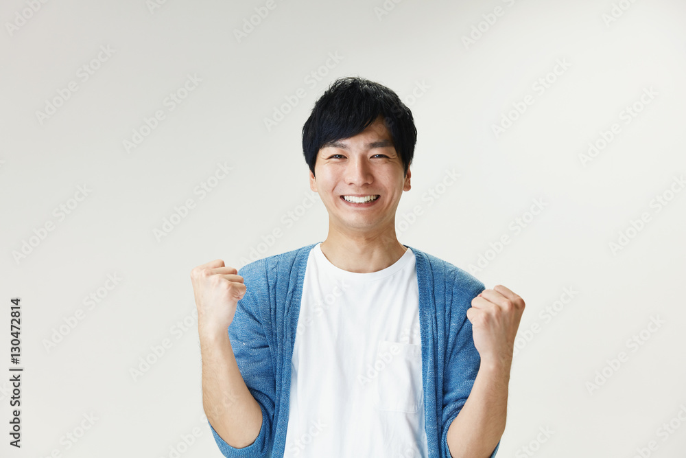 ガッツポーズする男性 ガッツポーズする男性