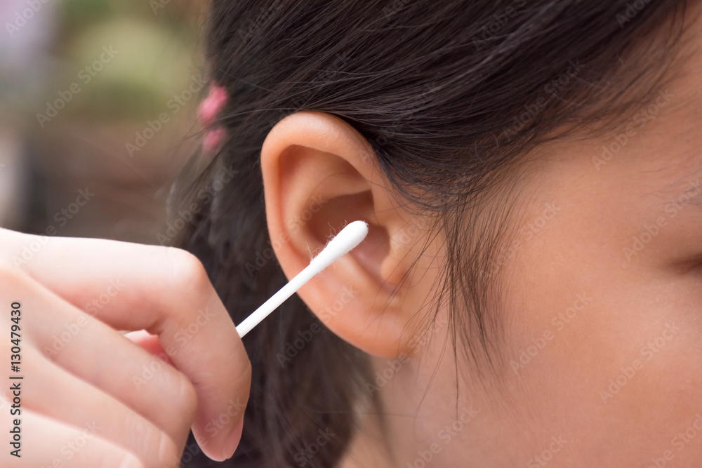 Use a cotton bud cleaning the ears for good hygiene. Use a cotton bud cleaning the ears for good hygiene.