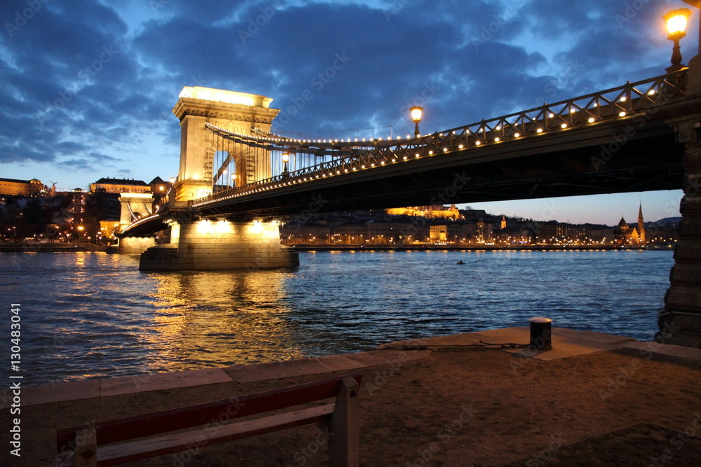 Obraz premium A landscape of Budapest at dusk