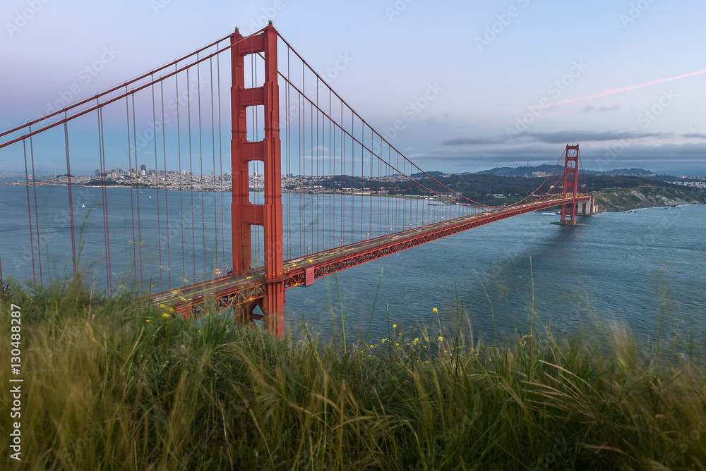 Obraz premium Golden Gate Bridge during sunset