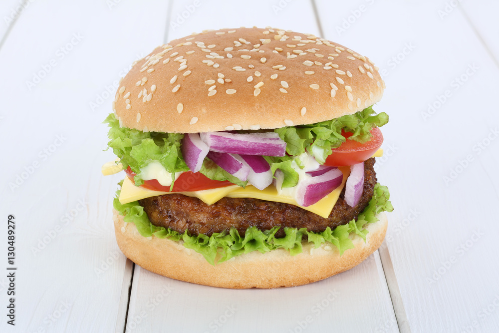 Cheeseburger Hamburger Käse Tomaten Salat Holzbrett Cheeseburger Hamburger Käse Tomaten Salat Holzbrett