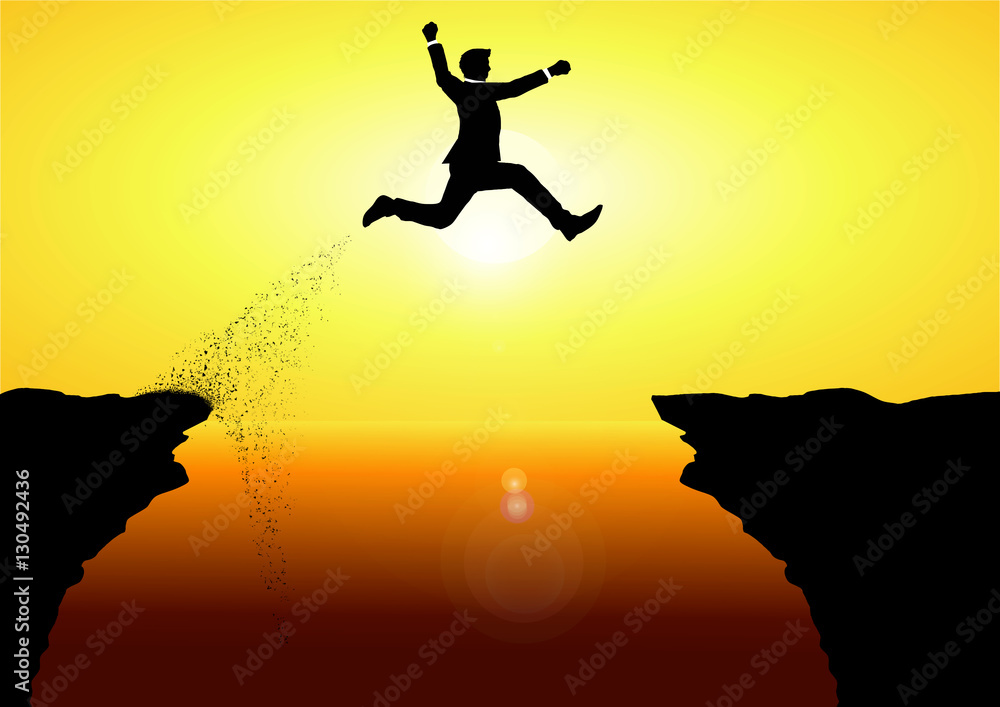 ビジネスマンの挑戦のイメージで夕日を背景に岩場をジャンプする