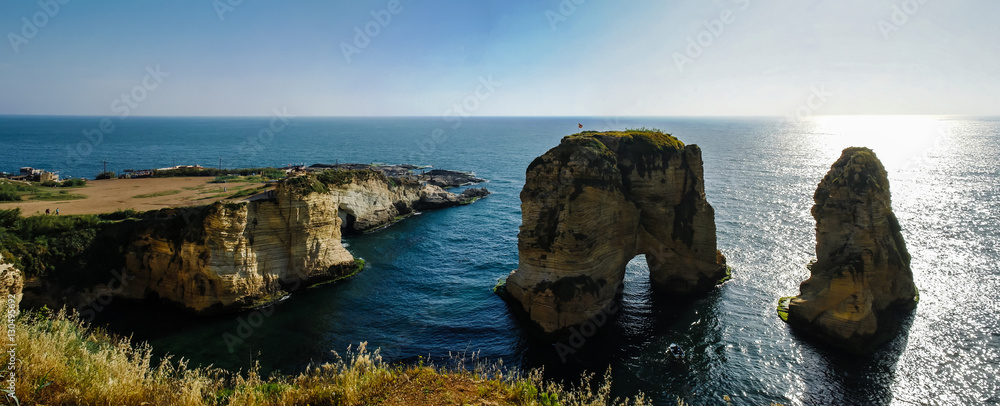 Fototapeta premium Panorama View to Raouche lub Pigeon Rock, Bejrut, Liban