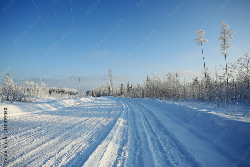 Obraz premium snowy road winter landscape