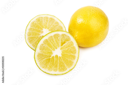 Limones sobre fondo blanco aislado vista desde arriba