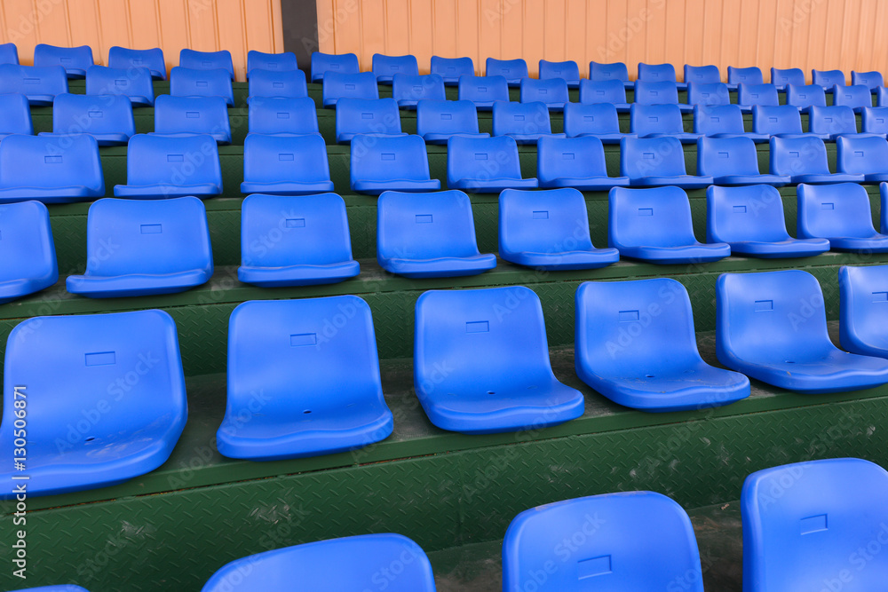 Fototapeta premium linie niebieskich siedzeń stadionowych