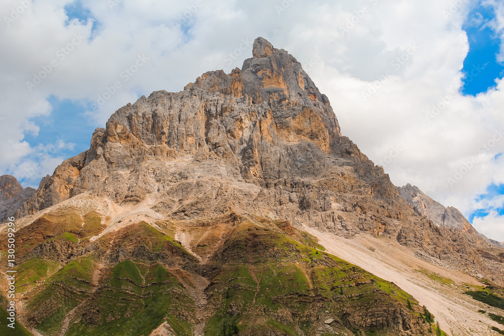 Picco di montagna con cielo chiaro e nuvoloso