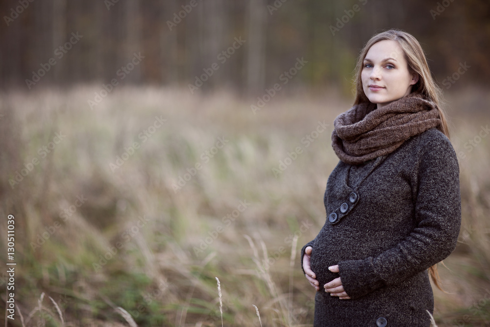 Junge Mutter mit Babybauch Junge Mutter mit Babybauch